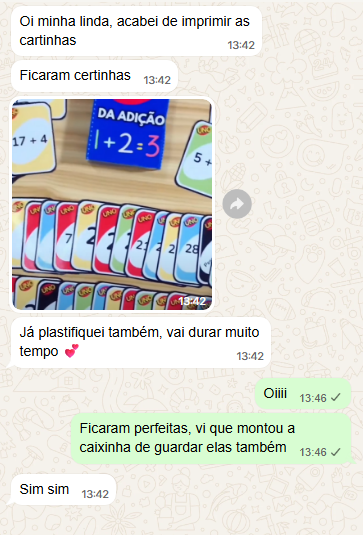 Professora mostrando as cartinhas impressas e plastificadas